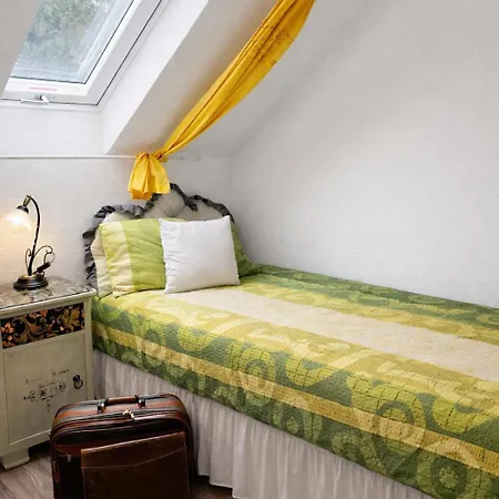 -alirina- Ferienwohnung, 2 Schlafzimmer, Parkplatz Oberkotzau